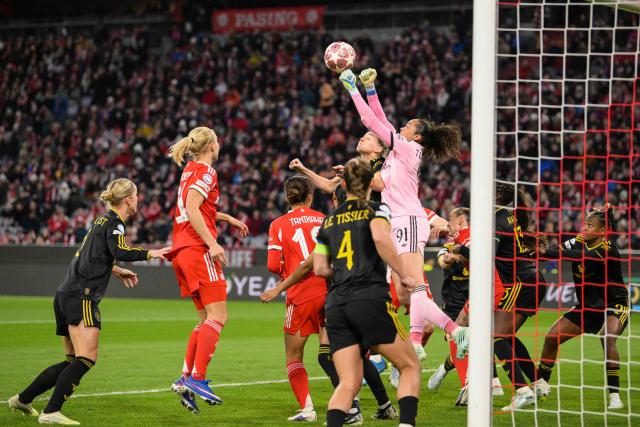 Manchester United's US goalkeeper #91 Phallon Tullis-Joyce (Top) kicks the ball during the UEFA Women's Champions League, Quarter Final second-leg football match between FC Bayern Munich and Manchester United in Munich on April, 1 2026. (Photo by Markus FISCHER / AFP)