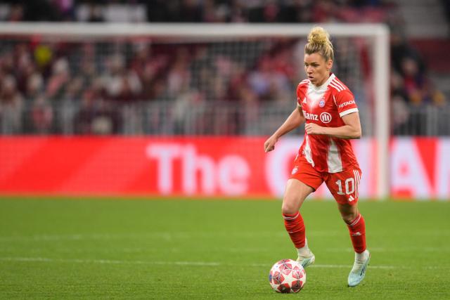 Bayern Munich's German midfielder #10 Linda Dallmann plays the ball during the UEFA Women's Champions League, Quarter Final second-leg football match between FC Bayern Munich and Manchester United in Munich on April, 1 2026. (Photo by Markus FISCHER / AFP)