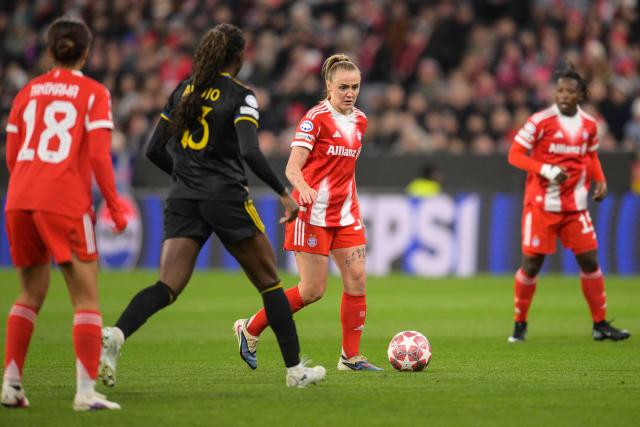 Bayern Munich's English midfielder #31 Georgia Stanway (C) plays the ball during the UEFA Women's Champions League, Quarter Final second-leg football match between FC Bayern Munich and Manchester United in Munich on April, 1 2026. (Photo by Markus FISCHER / AFP)