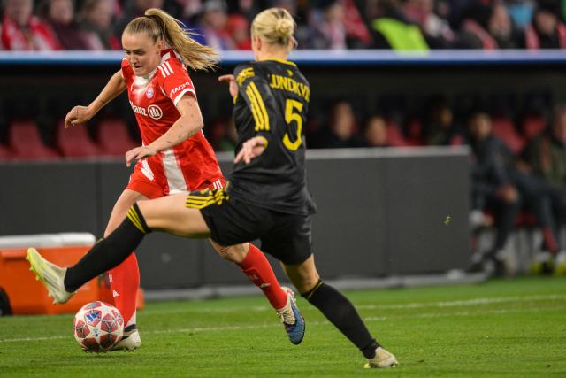 Bayern Munich's English midfielder #31 Georgia Stanway and Manchester United's Swedish defender #05 Hanna Lundkvist vie for the ball during the UEFA Women's Champions League, Quarter Final second-leg football match between FC Bayern Munich and Manchester United in Munich on April, 1 2026. (Photo by Markus FISCHER / AFP)
