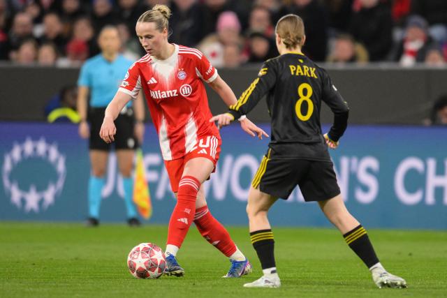 Bayern Munich's German forward #20 Franziska Kett (L) and Manchester United's English midfielder #08 Jess Park vie for the ball during the UEFA Women's Champions League, Quarter Final second-leg football match between FC Bayern Munich and Manchester United in Munich on April, 1 2026. (Photo by Markus FISCHER / AFP)