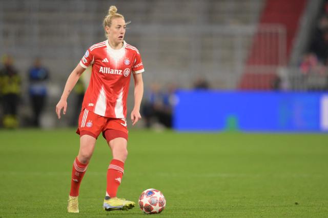 Bayern Munich's German defender #30 Carolin Simon plays the ball during the UEFA Women's Champions League, Quarter Final second-leg football match between FC Bayern Munich and Manchester United in Munich on April, 1 2026. (Photo by Markus FISCHER / AFP)