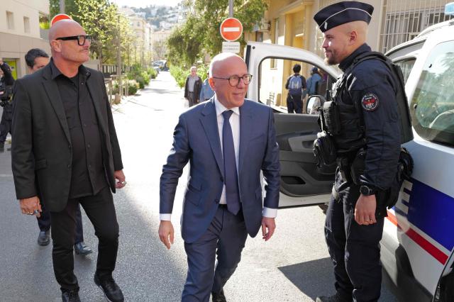 Union des droites pour la Republique (UDR) leader and newly elected Nice mayor Eric Ciotti (C) visits the Rue Trachel neighborhood during a police operation to combat drug trafficking, in Nice souteastern France, on April 1, 2026. (Photo by Valery HACHE / AFP)