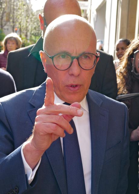 Union des droites pour la Republique (UDR) leader and newly elected Nice mayor Eric Ciotti (C) gestures as he visits the Rue Trachel neighborhood during a police operation to combat drug trafficking, in Nice souteastern France, on April 1, 2026. (Photo by Valery HACHE / AFP)