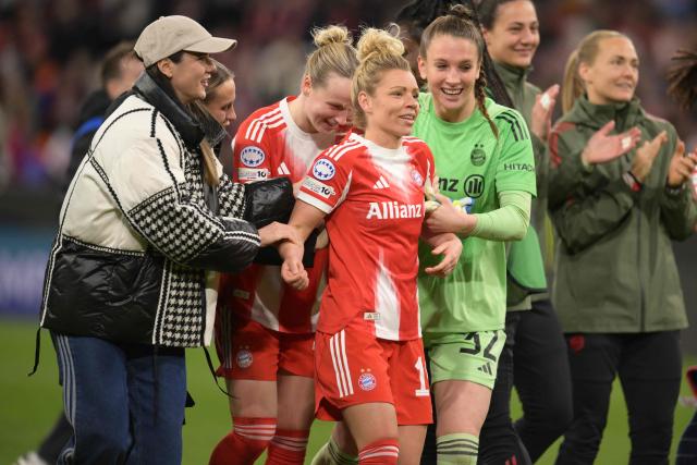 Bayern Munich's German midfielder #10 Linda Dallmann (C) celebrates with team mates after the UEFA Women's Champions League, Quarter Final second-leg football match between FC Bayern Munich and Manchester United in Munich on April, 1 2026. (Photo by Markus FISCHER / AFP)