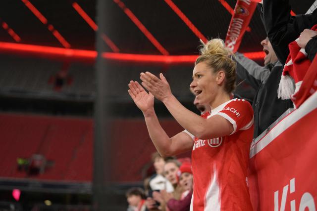 Bayern Munich's German midfielder #10 Linda Dallmann celebrates with supporters after the UEFA Women's Champions League, Quarter Final second-leg football match between FC Bayern Munich and Manchester United in Munich on April, 1 2026. (Photo by Markus FISCHER / AFP)