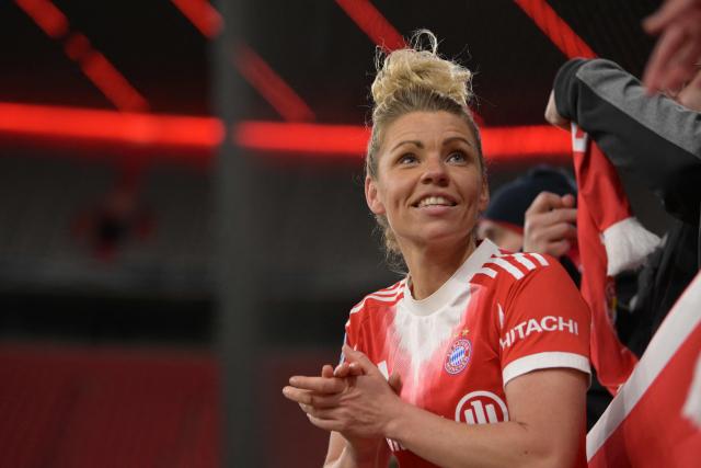 Bayern Munich's German midfielder #10 Linda Dallmann celebrates with supporters after the UEFA Women's Champions League, Quarter Final second-leg football match between FC Bayern Munich and Manchester United in Munich on April, 1 2026. (Photo by Markus FISCHER / AFP)