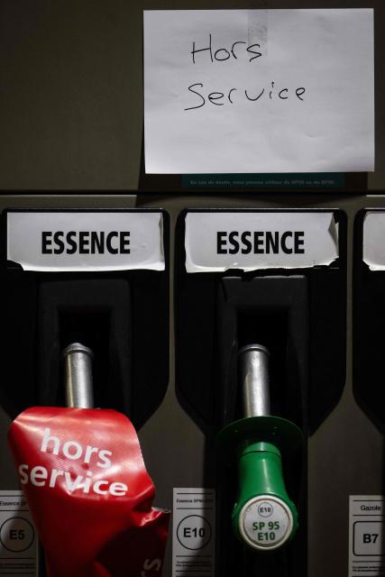 This photograph shows a sign a on petrol pump indicating that oil is out of stock at a gas station in Lutterbach, eastern France, on April 1, 2026, as US-Israel war on Iran, launched on February 28, has roiled global energy and equities markets, sending oil prices skyrocketing after Tehran virtually closed the key Strait of Hormuz. (Photo by SEBASTIEN BOZON / AFP)