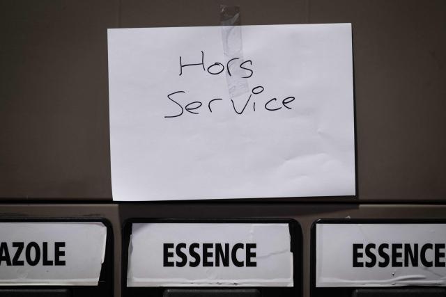 This photograph shows a out of order placard displayed on a petrol pump to indicate that oil is out of stock at a gas station in Lutterbach, eastern France, on April 1, 2026, as US-Israel war on Iran, launched on February 28, has roiled global energy and equities markets, sending oil prices skyrocketing after Tehran virtually closed the key Strait of Hormuz. (Photo by SEBASTIEN BOZON / AFP)