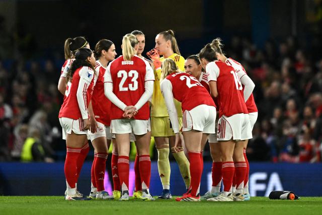 Arsenal players huddle before the UEFA Women's Champions League Quarter Final second-leg football match between Chelsea and Arsenal at Stamford Bridge in London on April 1, 2026. (Photo by Ben STANSALL / AFP)