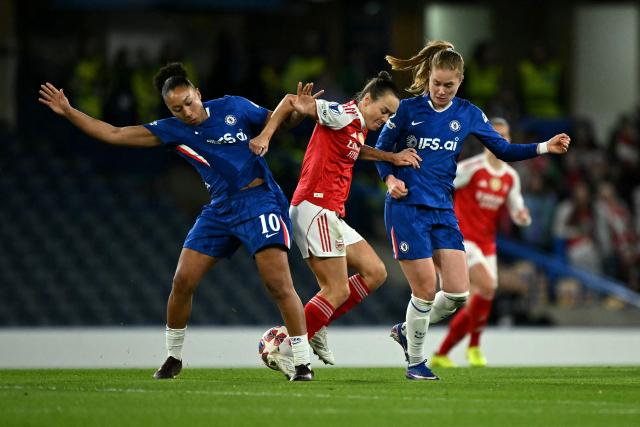 Arsenal's Australian striker #19 Caitlin Foord is put under pressure by Chelsea's English striker #10 Lauren James (L) and Chelsea's German midfielder #06 Sjoeke Nusken during the UEFA Women's Champions League Quarter Final second-leg football match between Chelsea and Arsenal at Stamford Bridge in London on April 1, 2026. (Photo by Ben STANSALL / AFP)