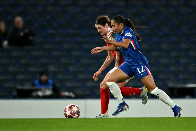 Chelsea's US midfielder #12 Alyssa Thompson battles for the ball with Arsenal's US defender #02 Emily Fox during the UEFA Women's Champions League Quarter Final second-leg football match between Chelsea and Arsenal at Stamford Bridge in London on April 1, 2026. (Photo by Ben STANSALL / AFP)