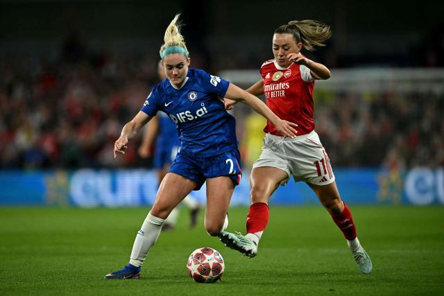 Arsenal's Irish striker #11 Katie McCabe battles for the ball with  Chelsea's Australian right-back #02 Ellie Carpenter during the UEFA Women's Champions League Quarter Final second-leg football match between Chelsea and Arsenal at Stamford Bridge in London on April 1, 2026. (Photo by Ben STANSALL / AFP)
