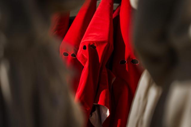 Members of the "Real Hermandad del Santisimo Cristo de las Injurias" brotherhood stand outside the cathedral to take a vow of silence prior taking part in the Holy Wednesday Silence Procession in Zamora, northwestern Spain, on April 1, 2026. Spain's colourful Holy Week celebrations started this week, featuring centuries-old processions of the faithful carrying flower-covered floats topped with statues of Christ or the Virgin Mary that draw huge crowds. Organised by various religious brotherhoods, or "confradias", the parades are held across the country in the week leading up to Easter Sunday, which this year in the Roman Catholic Church falls on April 5, 2026. (Photo by CESAR MANSO / AFP)