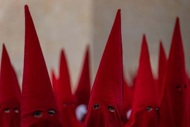 Members of the "Real Hermandad del Santisimo Cristo de las Injurias" brotherhood stand outside the cathedral to take a vow of silence prior taking part in the Holy Wednesday Silence Procession in Zamora, northwestern Spain, on April 1, 2026. Spain's colourful Holy Week celebrations started this week, featuring centuries-old processions of the faithful carrying flower-covered floats topped with statues of Christ or the Virgin Mary that draw huge crowds. Organised by various religious brotherhoods, or "confradias", the parades are held across the country in the week leading up to Easter Sunday, which this year in the Roman Catholic Church falls on April 5, 2026. (Photo by CESAR MANSO / AFP)