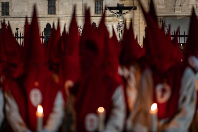 Members of the "Real Hermandad del Santisimo Cristo de las Injurias" brotherhood take part in the Holy Wednesday Silence Procession in Zamora, northwestern Spain, on April 1, 2026. Spain's colourful Holy Week celebrations started this week, featuring centuries-old processions of the faithful carrying flower-covered floats topped with statues of Christ or the Virgin Mary that draw huge crowds. Organised by various religious brotherhoods, or "confradias", the parades are held across the country in the week leading up to Easter Sunday, which this year in the Roman Catholic Church falls on April 5, 2026. (Photo by CESAR MANSO / AFP)