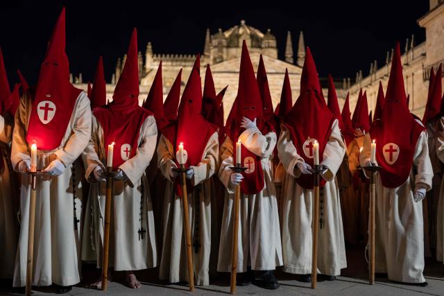 Members of the "Real Hermandad del Santisimo Cristo de las Injurias" brotherhood take part in the Holy Wednesday Silence Procession in Zamora, northwestern Spain, on April 1, 2026. Spain's colourful Holy Week celebrations started this week, featuring centuries-old processions of the faithful carrying flower-covered floats topped with statues of Christ or the Virgin Mary that draw huge crowds. Organised by various religious brotherhoods, or "confradias", the parades are held across the country in the week leading up to Easter Sunday, which this year in the Roman Catholic Church falls on April 5, 2026. (Photo by CESAR MANSO / AFP)