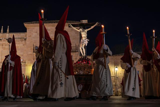 Members of the "Real Hermandad del Santisimo Cristo de las Injurias" brotherhood take part in the Holy Wednesday Silence Procession in Zamora, northwestern Spain, on April 1, 2026. Spain's colourful Holy Week celebrations started this week, featuring centuries-old processions of the faithful carrying flower-covered floats topped with statues of Christ or the Virgin Mary that draw huge crowds. Organised by various religious brotherhoods, or "confradias", the parades are held across the country in the week leading up to Easter Sunday, which this year in the Roman Catholic Church falls on April 5, 2026. (Photo by CESAR MANSO / AFP)
