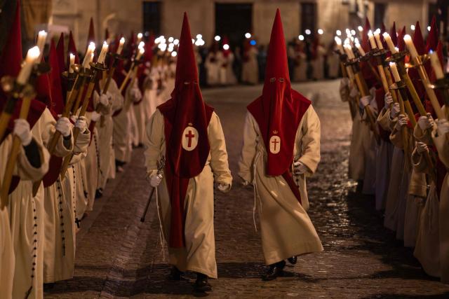 Members of the "Real Hermandad del Santisimo Cristo de las Injurias" brotherhood take part in the Holy Wednesday Silence Procession in Zamora, northwestern Spain, on April 1, 2026. Spain's colourful Holy Week celebrations started this week, featuring centuries-old processions of the faithful carrying flower-covered floats topped with statues of Christ or the Virgin Mary that draw huge crowds. Organised by various religious brotherhoods, or "confradias", the parades are held across the country in the week leading up to Easter Sunday, which this year in the Roman Catholic Church falls on April 5, 2026. (Photo by CESAR MANSO / AFP)
