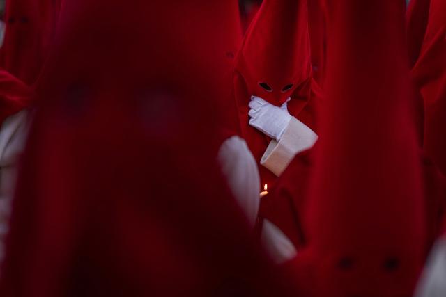 Members of the "Real Hermandad del Santisimo Cristo de las Injurias" brotherhood stand outside the cathedral to take a vow of silence prior taking part in the Holy Wednesday Silence Procession in Zamora, northwestern Spain, on April 1, 2026. Spain's colourful Holy Week celebrations started this week, featuring centuries-old processions of the faithful carrying flower-covered floats topped with statues of Christ or the Virgin Mary that draw huge crowds. Organised by various religious brotherhoods, or "confradias", the parades are held across the country in the week leading up to Easter Sunday, which this year in the Roman Catholic Church falls on April 5, 2026. (Photo by CESAR MANSO / AFP)