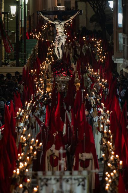 Members of the "Real Hermandad del Santisimo Cristo de las Injurias" brotherhood carry a float with a statue of Christ during the Holy Wednesday Silence Procession in Zamora, northwestern Spain, on April 1, 2026. Spain's colourful Holy Week celebrations started this week, featuring centuries-old processions of the faithful carrying flower-covered floats topped with statues of Christ or the Virgin Mary that draw huge crowds. Organised by various religious brotherhoods, or "confradias", the parades are held across the country in the week leading up to Easter Sunday, which this year in the Roman Catholic Church falls on April 5, 2026. (Photo by CESAR MANSO / AFP)