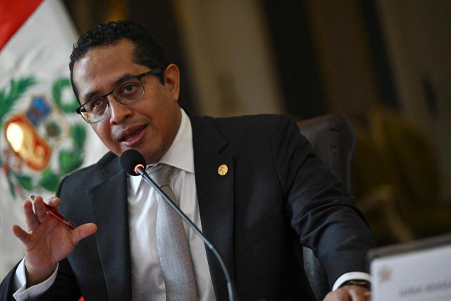 The President of the National Jury of Elections, Roberto Burneo Bermejo, gestures as he speaks during a press conference to the Peruvian Association of Foreign Press in Lima on April 1, 2026. Peru will hold presidential elections on April 12. (Photo by Ernesto BENAVIDES / AFP)