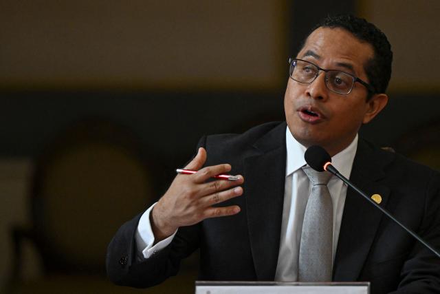 The President of the National Jury of Elections, Roberto Burneo Bermejo, gestures as he speaks during a press conference to the Peruvian Association of Foreign Press in Lima on April 1, 2026. Peru will hold presidential elections on April 12. (Photo by Ernesto BENAVIDES / AFP)