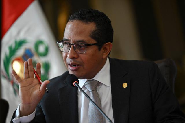 The President of the National Jury of Elections, Roberto Burneo Bermejo, gestures as he speaks during a press conference to the Peruvian Association of Foreign Press in Lima on April 1, 2026. Peru will hold presidential elections on April 12. (Photo by Ernesto BENAVIDES / AFP)