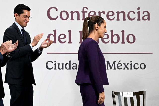 (FILES) Mexico's Chief Officer for North America Roberto Velasco Alvarez applauds President Claudia Sheinbaum during her daily press conference at Palacio Nacional in Mexico City on July 31, 2025. Mexican President Claudia Sheinbaum appointed Roberto Velasco as the new foreign minister on April 1, 2026, following the resignation of Juan Ramon de la Fuente for health reasons. (Photo by Alfredo ESTRELLA / AFP)