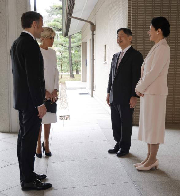 France's President Emmanuel Macron (L) and First Lady Brigitte Macron (2nd-L) are greeted by Japan's Emperor Naruhito (2nd-R) and Empress Masako at the Imperial Palace in Tokyo on April 2, 2026. (Photo by Ludovic MARIN / POOL / AFP)