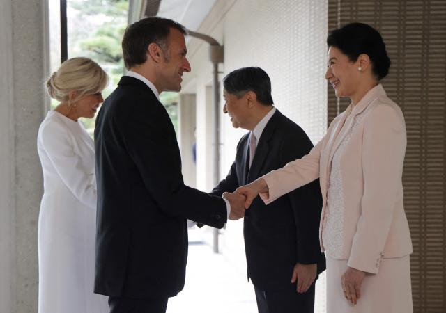 France's President Emmanuel Macron (2nd-L) and First Lady Brigitte Macron (L) are greeted by Japan's Emperor Naruhito (2nd-R) and Empress Masako at the Imperial Palace in Tokyo on April 2, 2026. (Photo by Ludovic MARIN / POOL / AFP)