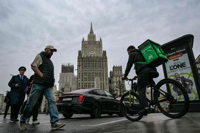 People cross the Smolenskaya street with the Russian Foreign Affairs ministre in the background in Moscow on April 2, 2026. (Photo by Igor IVANKO / AFP)