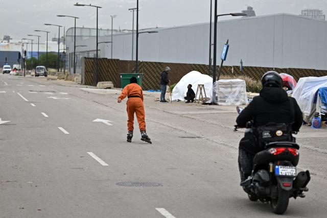 A displaced young girl practices with her rollers at an unofficial camp for displaced people on Beirut's waterfront area on April 2, 2026. Lebanon was drawn into the Middle East war on March 2 when Tehran-backed militant group Hezbollah launched attacks on Israel to avenge the killing of the Iranian leader. Israel has responded with broad strikes across Lebanon and a ground offensive. (Photo by Joseph EID / AFP)