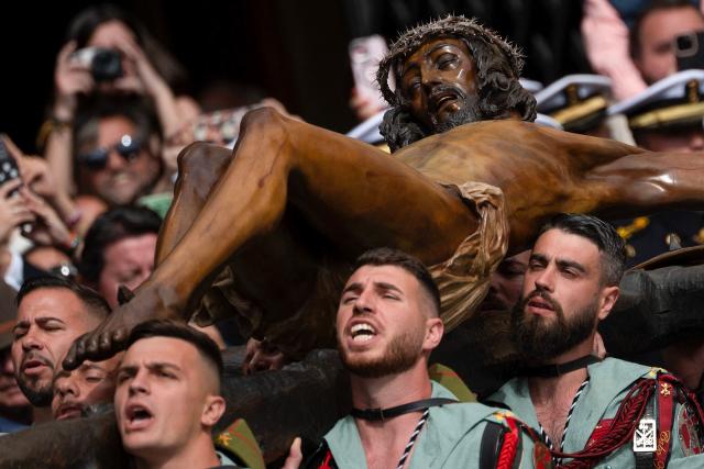 Members of the Spanish Legion carry a statue of the Christ of the Good Death to the Santo Domingo de Guzman church during a Holy Week procession in Malaga, southern Spain, on April 2, 2026. Spain's colourful Holy Week celebrations started this week, featuring centuries-old processions of the faithful carrying flower-covered floats topped with statues of Christ or the Virgin Mary that draw huge crowds. Organised by various religious brotherhoods, or "confradias", the parades are held across the country in the week leading up to Easter Sunday, which this year in the Roman Catholic Church falls on April 5, 2026. (Photo by JORGE GUERRERO / AFP)