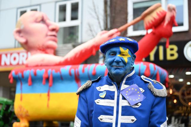 (FILES) Artist Jacques Tilly poses in front of one of his carnival floats featuring Russia's President Vladimir Putin taking a blood bath in a Ukraine-designed bathtub during a Rose Monday street carnival parade in Duesseldorf, western Germany, on February 20, 2023. According to German media, a Russian court has sentenced German sculptor Jacques Tilly to more than eight years in prison in absentia in a controversial trial in Moscow. Tilly, widely known for his sharply satirical carnival floats, responded to the verdict with mockery rather than concern. (Photo by INA FASSBENDER / AFP)
