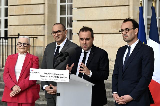 France's Prime Minister Sebastien Lecornu, flanked by France's Urbanity and Decentralisation Minister Francoise Gatel (L), France's Interior Minister Laurent Nunez (2nd L) and Mayor of Bordeaux Thomas Cazenave, delivers a press conference at the Bordeaux city hall to discuss public safety ahead of new policing legislation, in Bordeaux on April 2, 2026. (Photo by Philippe Lopez / POOL / AFP)