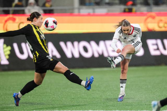 Eintracht Frankfurt's Elisa Senss (R) kicks the ball during the UEFA Women's Europa Cup second leg semi-final football match between BK Hacken and Eintracht Frankfurt at Hisingen Arena in Gothenburg, Sweden, on April 2, 2026. (Photo by Adam Ihse/TT / TT News Agency / AFP) / Sweden OUT