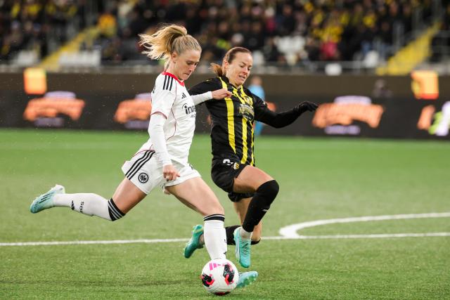 Eintracht Frankfurt's Rebecka Blomqvist (L) and Hacken's Aivi Luik vie for the ball during the UEFA Women's Europa Cup second leg semi-final football match between BK Hacken and Eintracht Frankfurt at Hisingen Arena in Gothenburg, Sweden, on April 2, 2026. (Photo by Adam Ihse/TT / TT News Agency / AFP) / Sweden OUT