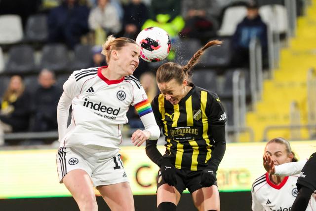 Eintracht Frankfurt's Laura Freigang (L) and Hacken's Aivi Luik vie for the ball during the UEFA Women's Europa Cup second leg semi-final football match between BK Hacken and Eintracht Frankfurt at Hisingen Arena in Gothenburg, Sweden, on April 2, 2026. (Photo by Adam Ihse/TT / TT News Agency / AFP) / Sweden OUT