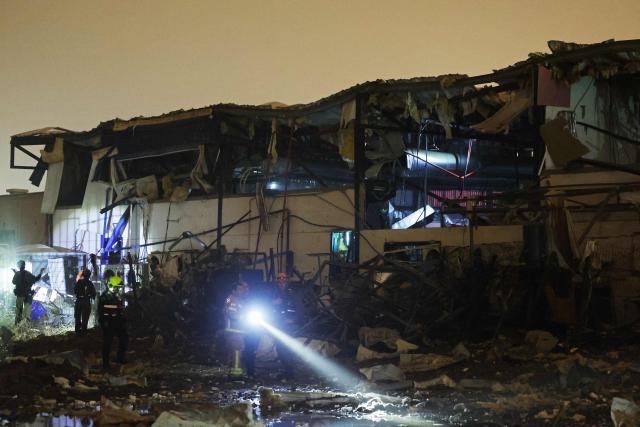 Israeli security forces and first responders inspect the site of an Iranian strike that hit a residential neighbourhood in Petah Tikva on April 2, 2026. Iran on April 2 threatened "crushing" attacks on the United States and Israel, firing missiles at Tel Aviv after US President Donald Trump vowed to bomb the Islamic republic "back to the Stone Ages". The war, which was started more than a month ago by US-Israeli strikes on Iran, has spread throughout the Middle East and roiled the global economy, impacting hundreds of millions of people worldwide. (Photo by Jack GUEZ / AFP) / 