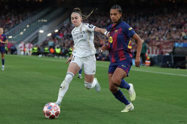 Real Madrid's Spanish forward #07 Athenea del Castillo (L) is challenged by Barcelona's Dutch forward #24 Esmee Brugts during the UEFA Women's Champions League quarter final second leg football match between FC Barcelona and Real Madrid CF at the Camp Nou stadium in Barcelona on April 2, 2026. (Photo by Lluis GENE / AFP)