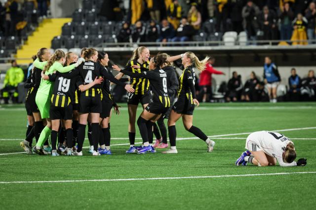 Hacken players celebrate as Eintracht Frankfurt's Ereleta Memeti (R) looks dejected after the UEFA Women's Europa Cup second leg semi-final football match between BK Hacken and Eintracht Frankfurt at Hisingen Arena in Gothenburg, Sweden, on April 2, 2026. (Photo by Adam Ihse/TT / TT News Agency / AFP) / Sweden OUT