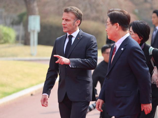 French President Emmanuel Macron (L) and South Korean President Lee Jae Myung attend the official welcome ceremony at the Blue House in Seoul on April 3, 2026. (Photo by Ludovic MARIN / AFP)