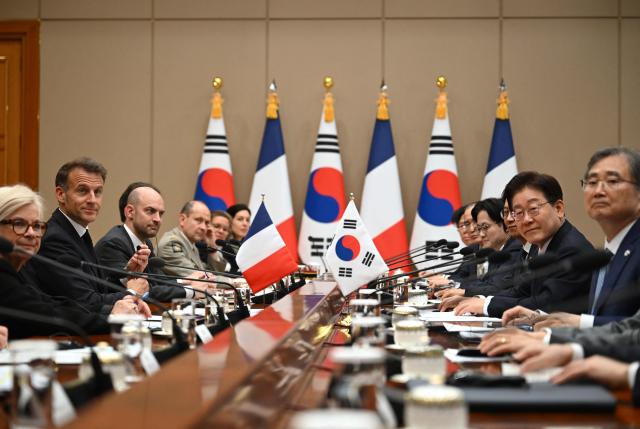 French President Emmanuel Macron (2nd L) talks with South Korean President Lee Jae Myung (2nd R) during their meeting at the presidential Blue House in Seoul on April 3, 2026. (Photo by JUNG YEON-JE / POOL / AFP)