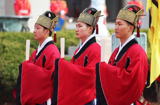 Members of the South Korean Presidential Guard of Honor participate in the official welcoming ceremony for French President Emmanuel Macron at the Blue House in Seoul on April 3, 2026. (Photo by Ludovic MARIN / AFP)