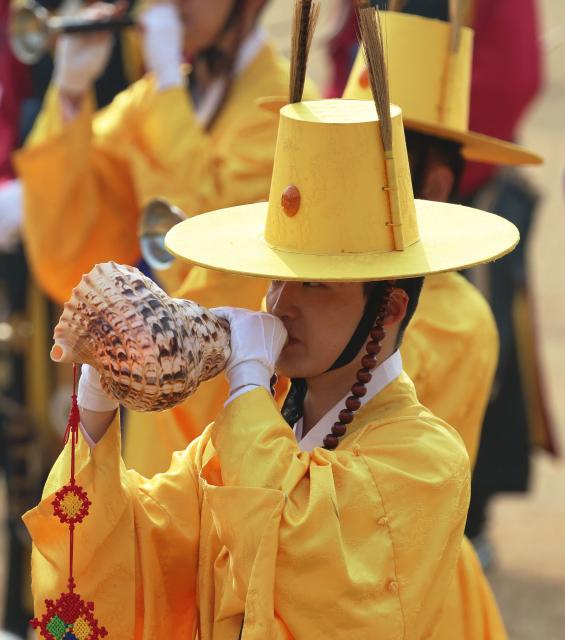 Members of the South Korean Presidential Guard of Honor participate in the official welcoming ceremony for French President Emmanuel Macron at the Blue House in Seoul on April 3, 2026. (Photo by Ludovic MARIN / AFP)