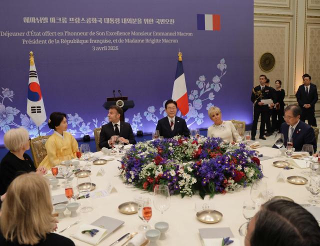 French President Emmanuel Macron (3rd-L), South Korean President Lee Jae-myung (3rd-R), First Lady Brigitte Macron (2nd-R) and First Lady Kim Hea Kyung attend a state lunch in Seoul on April 3, 2026. (Photo by Ludovic MARIN / AFP)