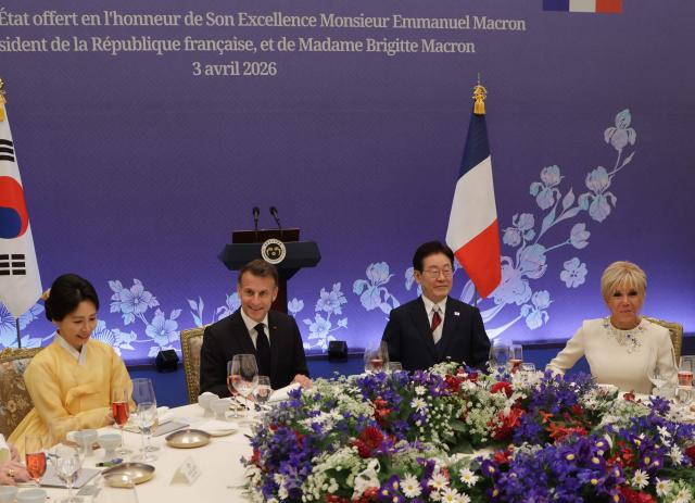 French President Emmanuel Macron (2nd-L), South Korean President Lee Jae-myung (2nd-R), First Lady Brigitte Macron (R) and First Lady Kim Hea Kyung attend a state lunch in Seoul on April 3, 2026. (Photo by Ludovic MARIN / AFP)