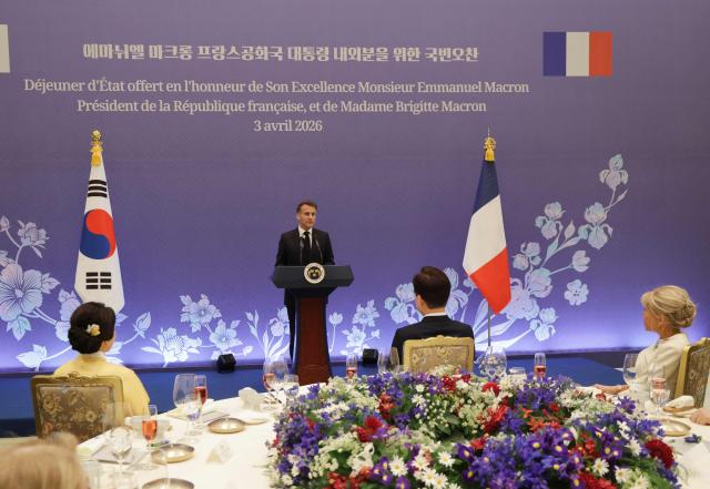 French President Emmanuel Macron (C) delivers a speech as South Korean President Lee Jae-myung (2nd-R), First Lady Brigitte Macron (R) and First Lady Kim Hea Kyung listen during a state lunch in Seoul on April 3, 2026. (Photo by Ludovic MARIN / AFP)