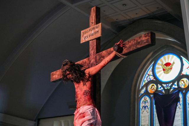 An Indonesian Catholics reenacts the crucifixion of Jesus Christ at the compound of St. Vincent A Paulo church in Surabaya, eastern Java island on April 3, 2026, as Christian devotees mark the holy week in Indonesia, a predominantly Muslim nation. (Photo by JUNI KRISWANTO / AFP)